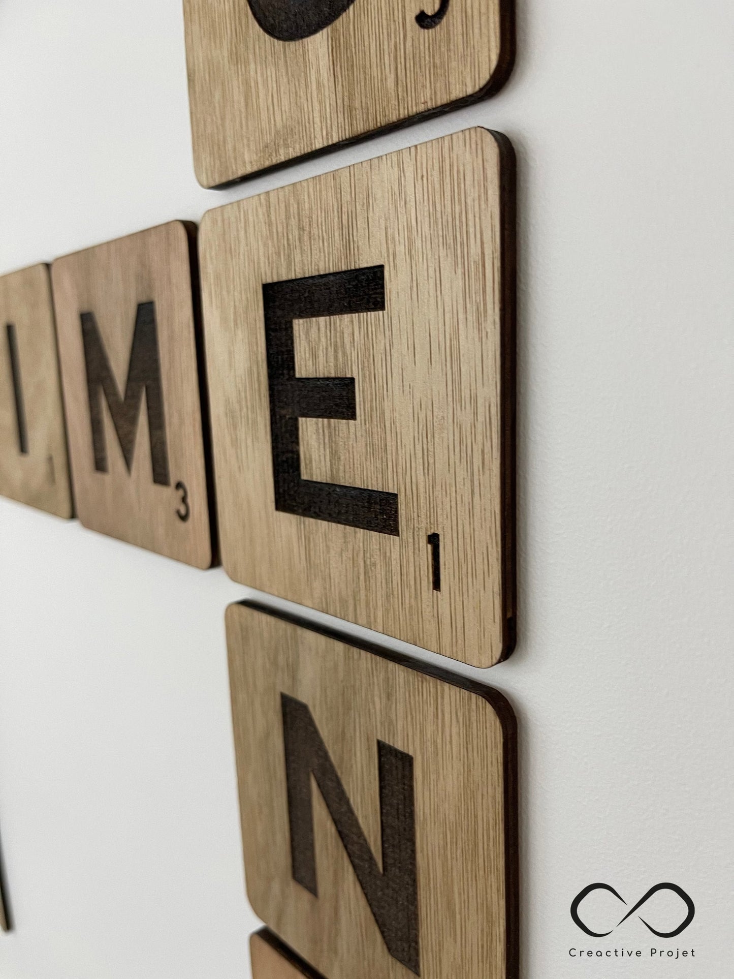 Lettre géante murale 15x15cm façon jeu de lettre prêt à poser.