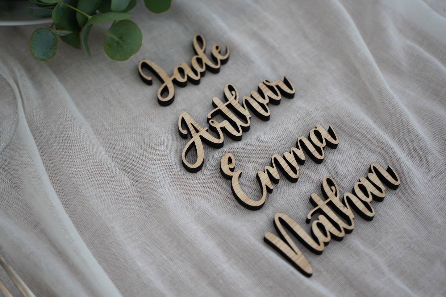 Prénoms pour place de mariage, chemin de table et placement des invités en Chêne